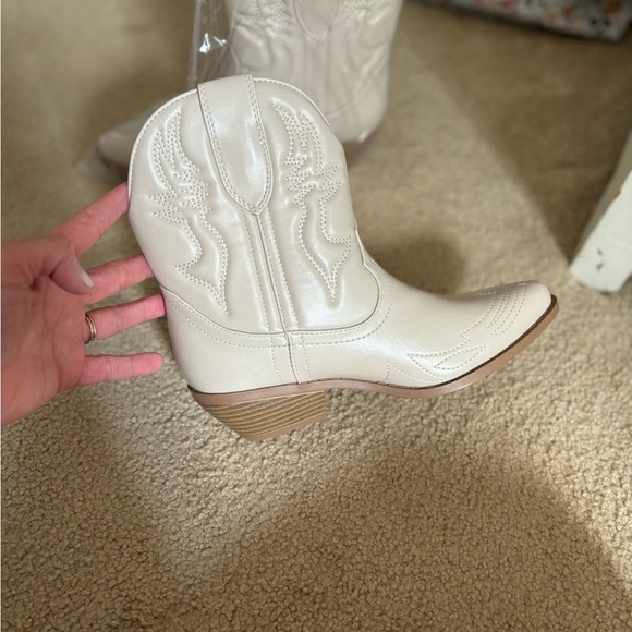 Cream Cowboy Booties, Size 7, NEVER BEEN WORN, Cowboy boots, Cowboy girl booties - Picture 4 of 4
